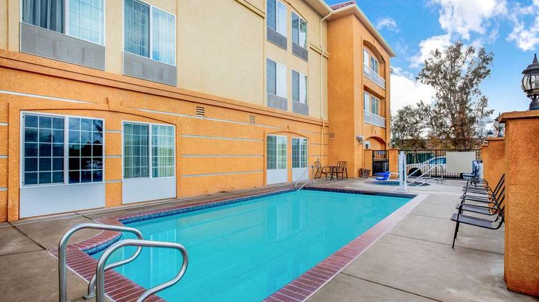 <b>La Quinta Inn & Suites Fowler Pool</b>. Images powered by <a href="https://iceportal.shijigroup.com/" title="IcePortal" target="_blank">IcePortal</a>.