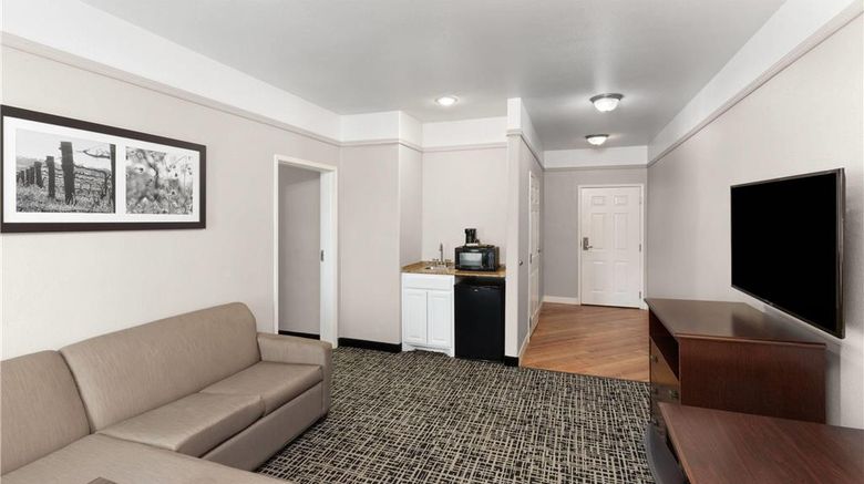 <b>La Quinta Inn & Suites Brownwood Suite</b>. Images powered by <a href="https://iceportal.shijigroup.com/" title="IcePortal" target="_blank">IcePortal</a>.