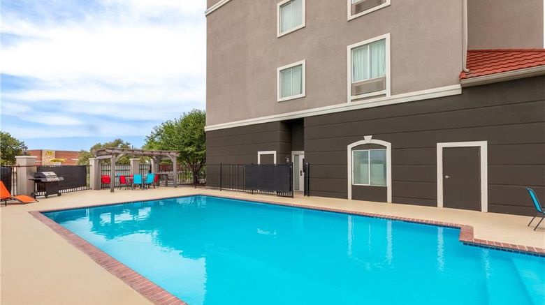 <b>La Quinta Inn & Suites Brownwood Pool</b>. Images powered by <a href="https://iceportal.shijigroup.com/" title="IcePortal" target="_blank">IcePortal</a>.