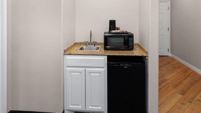 <b>La Quinta Inn & Suites Brownwood Suite</b>. Images powered by <a href="https://iceportal.shijigroup.com/" title="IcePortal" target="_blank">IcePortal</a>.