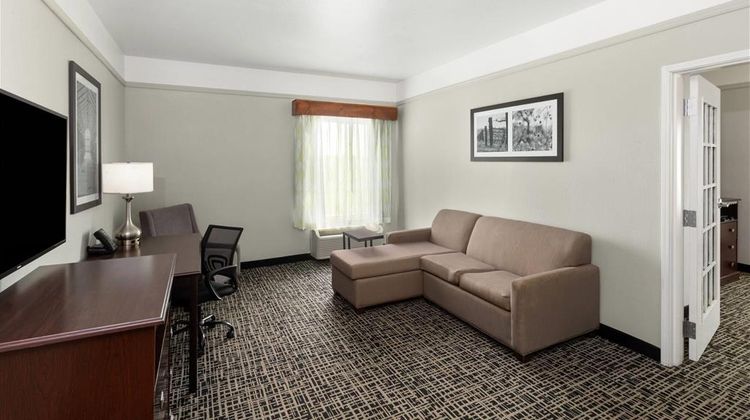 La Quinta Inn & Suites Brownwood Suite