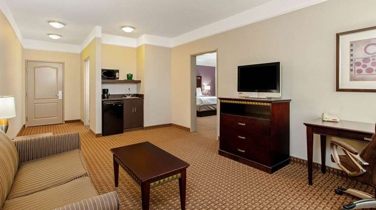 La Quinta Inn & Suites Cleburne Suite