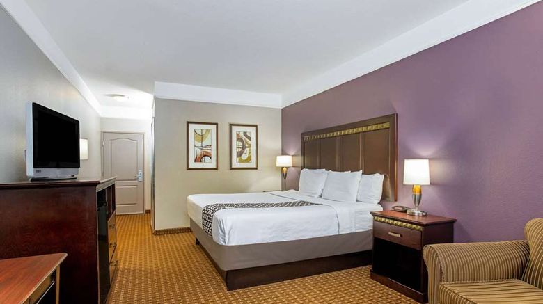 <b>La Quinta Inn & Suites Cleburne Room</b>. Images powered by <a href="https://iceportal.shijigroup.com/" title="IcePortal" target="_blank">IcePortal</a>.