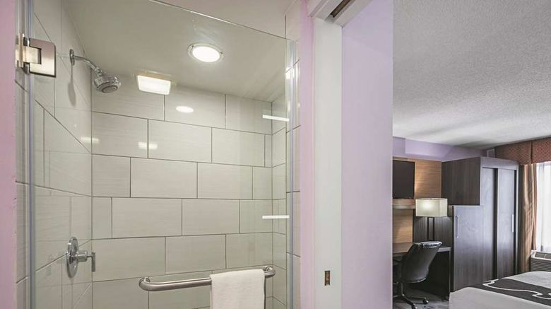 <b>La Quinta Inn & Suites Minneapolis NW Room</b>. Images powered by <a href="https://iceportal.shijigroup.com/" title="IcePortal" target="_blank">IcePortal</a>.