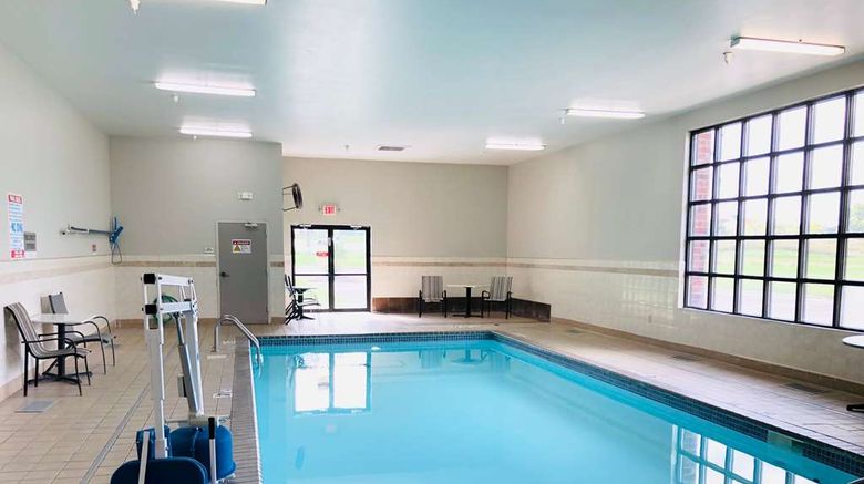 <b>La Quinta Inn & Suites Minneapolis NW Pool</b>. Images powered by <a href="https://iceportal.shijigroup.com/" title="IcePortal" target="_blank">IcePortal</a>.