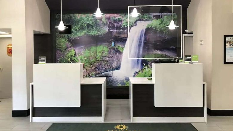 <b>La Quinta Inn & Suites Minneapolis NW Lobby</b>. Images powered by <a href="https://iceportal.shijigroup.com/" title="IcePortal" target="_blank">IcePortal</a>.