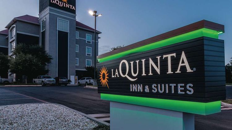 La Quinta Inn & Suites Northwest Exterior