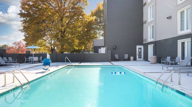 <b>La Quinta Inn & Suites Atlanta Airport Pool</b>. Images powered by <a href="https://iceportal.shijigroup.com/" title="IcePortal" target="_blank">IcePortal</a>.