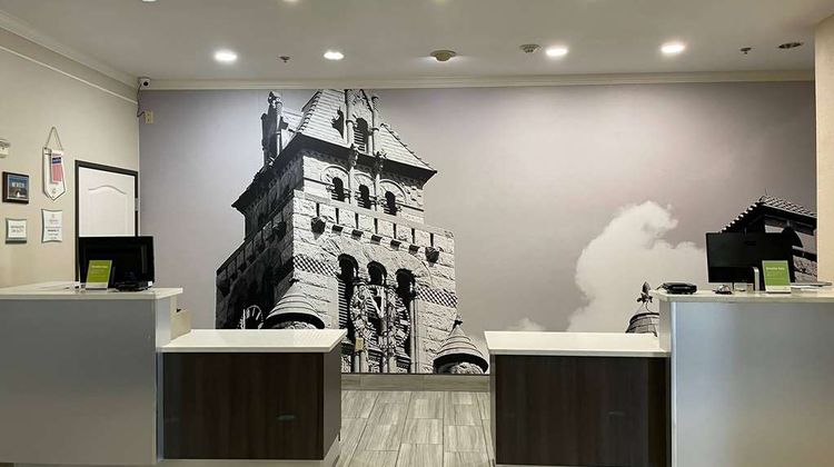 La Quinta Inn & Suites Waxahachie Lobby