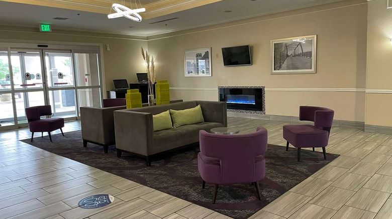 <b>La Quinta Inn & Suites Waxahachie Lobby</b>. Images powered by <a href="https://iceportal.shijigroup.com/" title="IcePortal" target="_blank">IcePortal</a>.