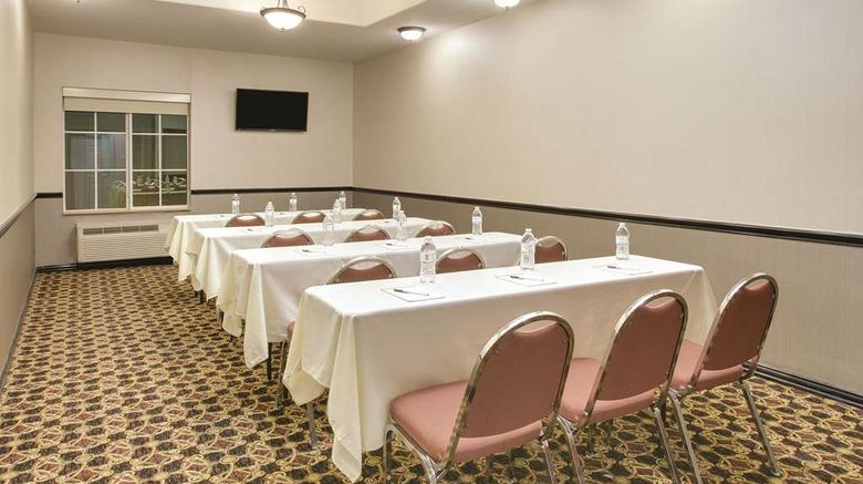 <b>La Quinta Inn & Suites Corsicana Meeting</b>. Images powered by <a href="https://iceportal.shijigroup.com/" title="IcePortal" target="_blank">IcePortal</a>.