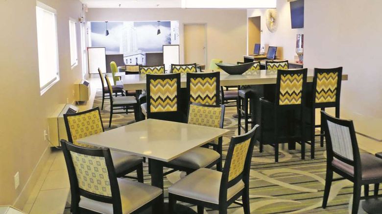 <b>La Quinta Inn Lincoln Lobby</b>. Images powered by <a href="https://iceportal.shijigroup.com/" title="IcePortal" target="_blank">IcePortal</a>.