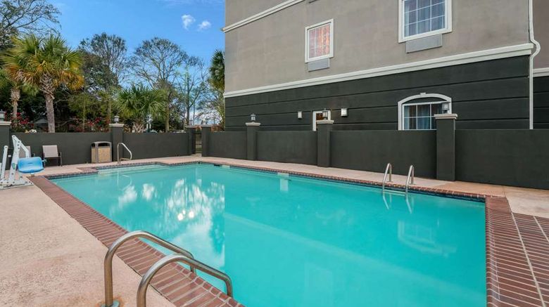 <b>La Quinta Inn & Suites Broussard Pool</b>. Images powered by <a href="https://iceportal.shijigroup.com/" title="IcePortal" target="_blank">IcePortal</a>.
