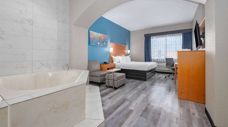 La Quinta Inn & Suites Alvarado Suite