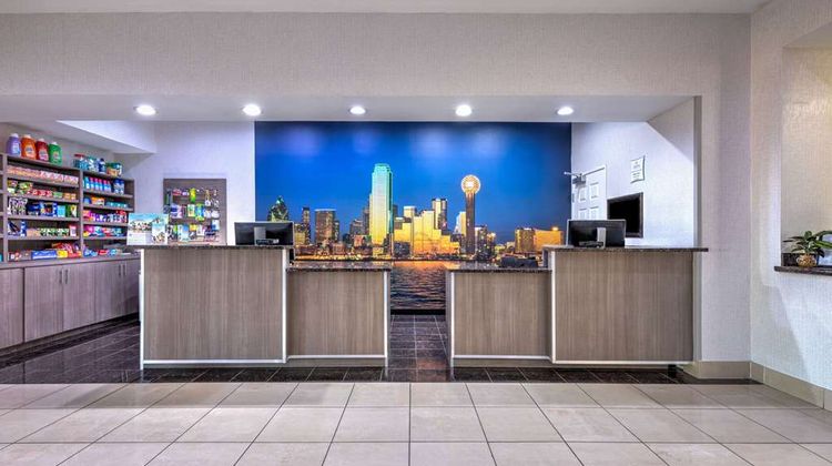 La Quinta Inn & Suites Alvarado Lobby