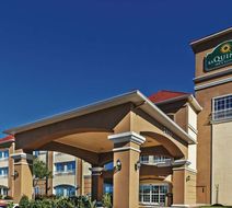 La Quinta Inn & Suites Angleton Exterior