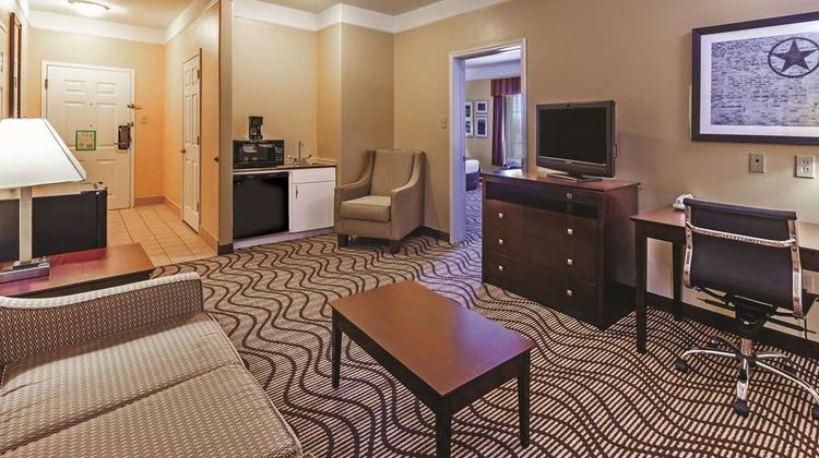 La Quinta Inn & Suites Angleton Suite