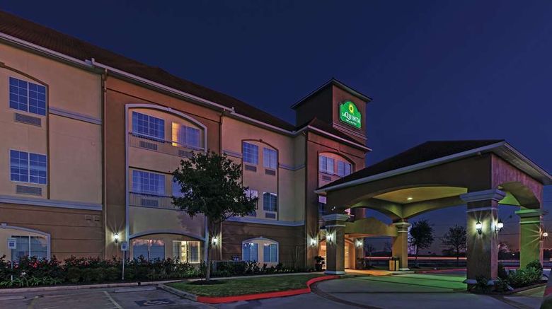 <b>La Quinta Inn & Suites Angleton Exterior</b>. Images powered by <a href="https://iceportal.shijigroup.com/" title="IcePortal" target="_blank">IcePortal</a>.