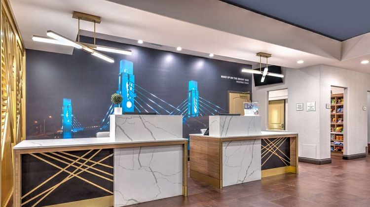 La Quinta Inn & Suites Waco South Lobby
