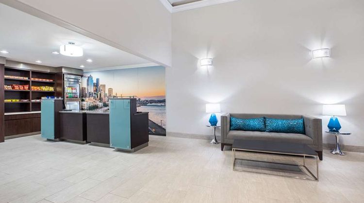 La Quinta Inn Everett Lobby
