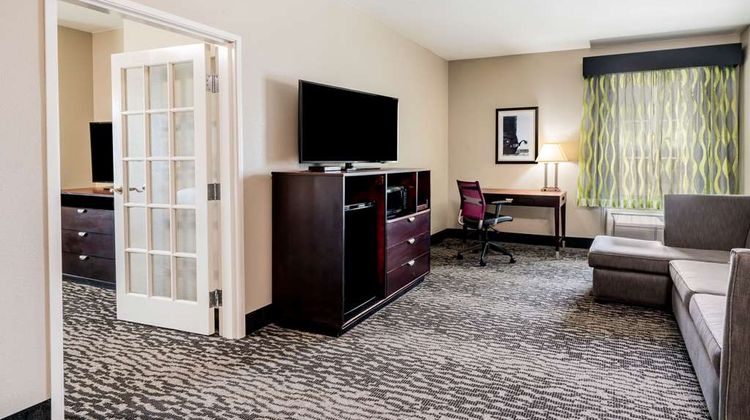 La Quinta Inn & Suites Bedford Suite
