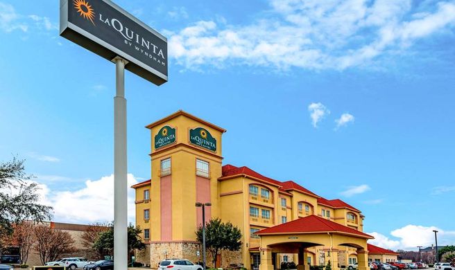 La Quinta Inn & Suites Bedford Exterior