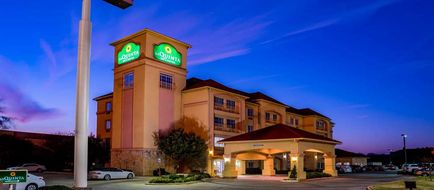 La Quinta Inn & Suites Bedford Exterior