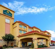 La Quinta Inn & Suites Bedford Exterior