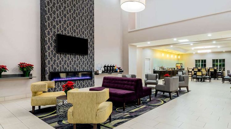 La Quinta Inn & Suites Bedford Lobby