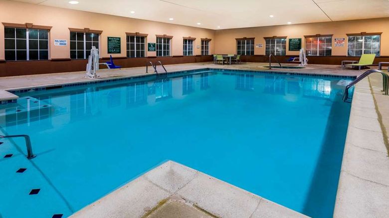 <b>La Quinta Inn & Suites Bedford Pool</b>. Images powered by <a href="https://iceportal.shijigroup.com/" title="IcePortal" target="_blank">IcePortal</a>.