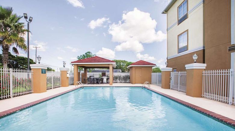 <b>La Quinta Inn & Suites Bay City Pool</b>. Images powered by <a href="https://iceportal.shijigroup.com/" title="IcePortal" target="_blank">IcePortal</a>.
