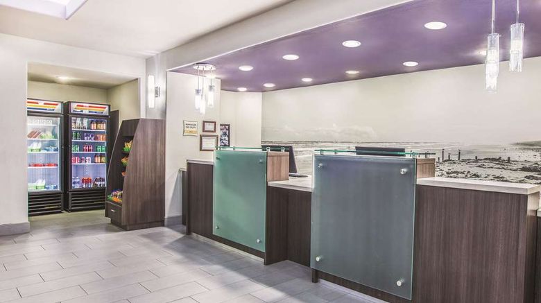<b>La Quinta Inn & Suites Bay City Lobby</b>. Images powered by <a href="https://iceportal.shijigroup.com/" title="IcePortal" target="_blank">IcePortal</a>.