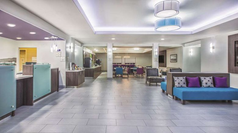 <b>La Quinta Inn & Suites Bay City Lobby</b>. Images powered by <a href="https://iceportal.shijigroup.com/" title="IcePortal" target="_blank">IcePortal</a>.