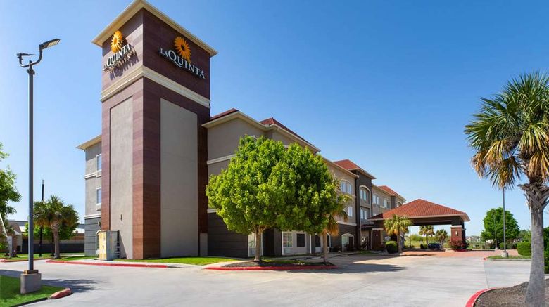 <b>La Quinta Inn & Suites Deer Park Exterior</b>. Images powered by <a href="https://iceportal.shijigroup.com/" title="IcePortal" target="_blank">IcePortal</a>.