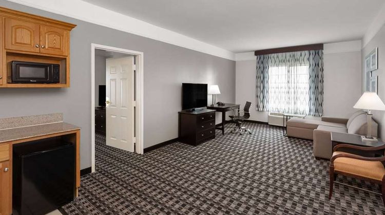 La Quinta Inn & Suites Deer Park Suite