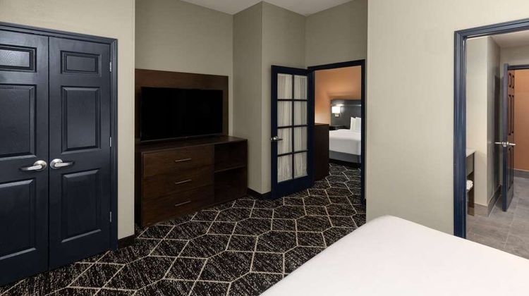 La Quinta Inn & Suites Olathe Suite