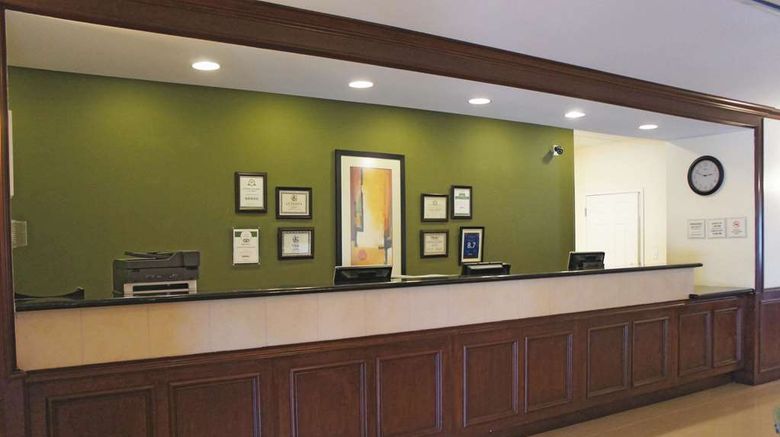 <b>La Quinta Inn & Suites Columbus Lobby</b>. Images powered by <a href="https://iceportal.shijigroup.com/" title="IcePortal" target="_blank">IcePortal</a>.