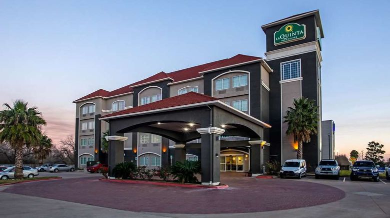 <b>La Quinta Inn & Suites Columbus Exterior</b>. Images powered by <a href="https://iceportal.shijigroup.com/" title="IcePortal" target="_blank">IcePortal</a>.