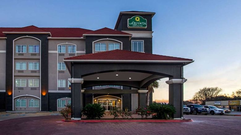 <b>La Quinta Inn & Suites Columbus Exterior</b>. Images powered by <a href="https://iceportal.shijigroup.com/" title="IcePortal" target="_blank">IcePortal</a>.