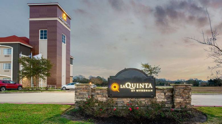 <b>La Quinta Inn & Suites Bridge City Exterior</b>. Images powered by <a href="https://iceportal.shijigroup.com/" title="IcePortal" target="_blank">IcePortal</a>.