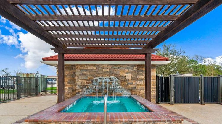 La Quinta Inn & Suites Bridge City Pool