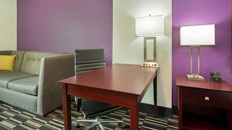 <b>La Quinta Inn & Suites Bridge City Room</b>. Images powered by <a href="https://iceportal.shijigroup.com/" title="IcePortal" target="_blank">IcePortal</a>.
