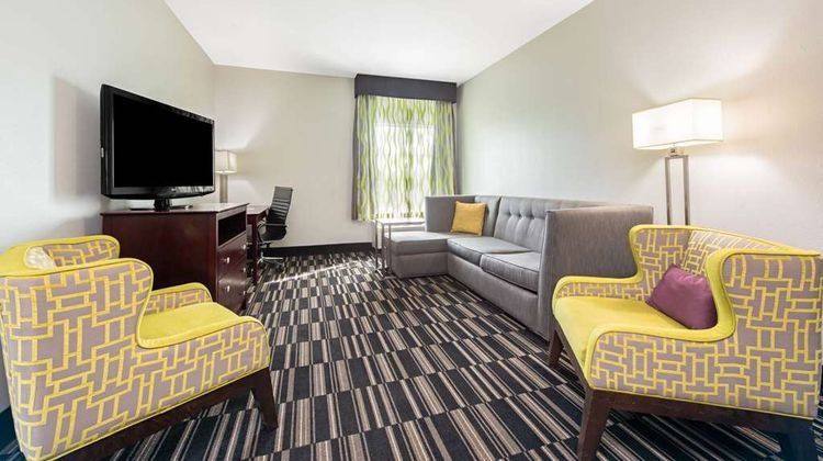 La Quinta Inn & Suites Bridge City Suite