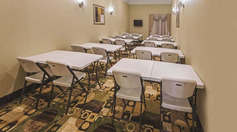 <b>La Quinta Inn & Suites Livingston Meeting</b>. Images powered by <a href="https://iceportal.shijigroup.com/" title="IcePortal" target="_blank">IcePortal</a>.