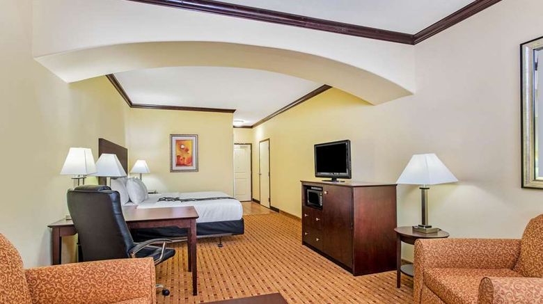 <b>La Quinta Inn & Suites Ennis Suite</b>. Images powered by <a href="https://iceportal.shijigroup.com/" title="IcePortal" target="_blank">IcePortal</a>.