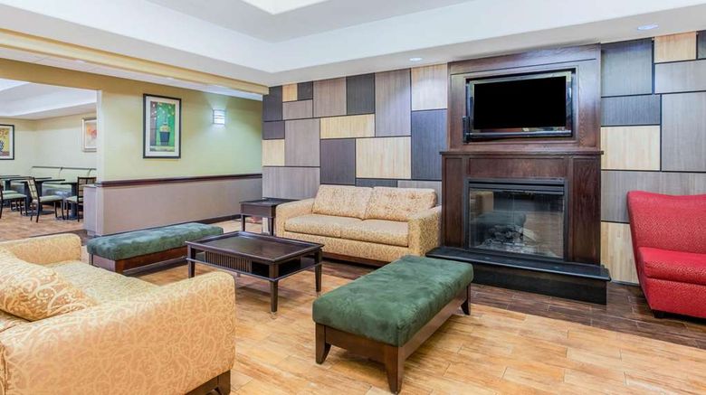 <b>La Quinta Inn & Suites Ennis Lobby</b>. Images powered by <a href="https://iceportal.shijigroup.com/" title="IcePortal" target="_blank">IcePortal</a>.