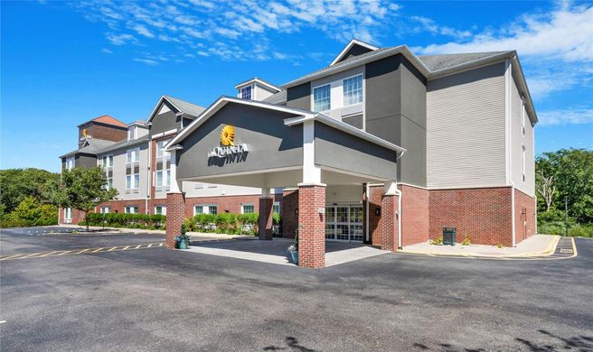 La Quinta Inn & Suites Stonington Exterior