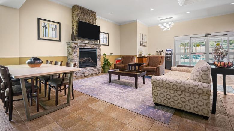 <b>La Quinta Inn & Suites Stonington Lobby</b>. Images powered by <a href="https://iceportal.shijigroup.com/" title="IcePortal" target="_blank">IcePortal</a>.