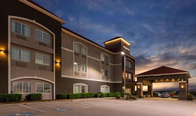 La Quinta Inn & Suites Bridgeport Exterior