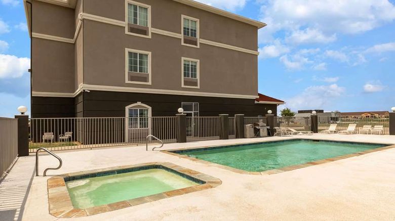 <b>La Quinta Inn & Suites Bridgeport Pool</b>. Images powered by <a href="https://iceportal.shijigroup.com/" title="IcePortal" target="_blank">IcePortal</a>.